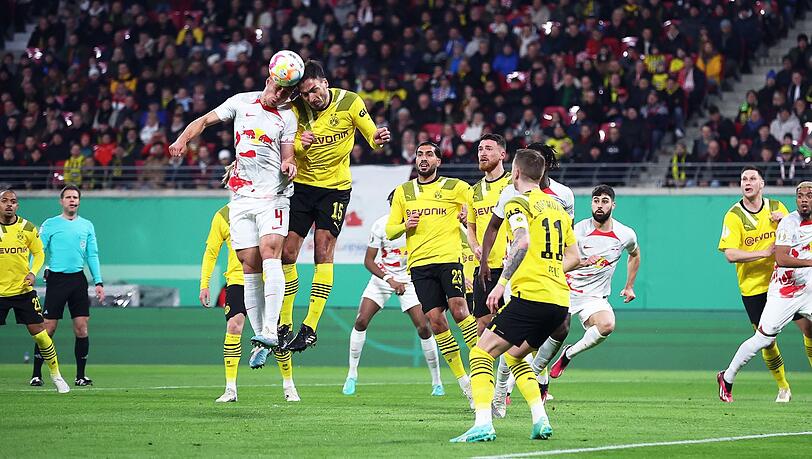 Leipzigs Willi Orban (l) im Kopfballduell mit Dortmunds Mats Hummels. Leipzigs Willi Orban (l) im Kopfballduell mit Dortmunds Mats Hummels.