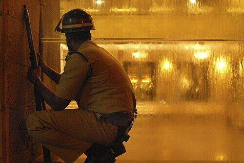 Ein Polizist vor dem Luxushotel Taj Mahal