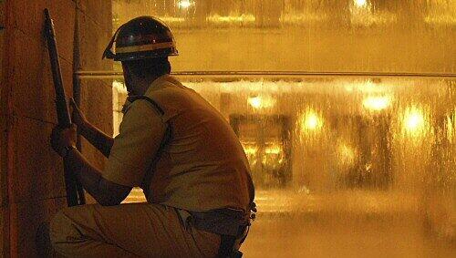 Ein Polizist vor dem Luxushotel Taj Mahal Ein Polizist vor dem Luxushotel Taj Mahal