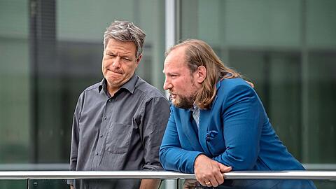 Robert Habeck (l.) bei einer Besprechung mit Anton Hofreiter in der Pause einer Fraktionssitzung im Bundestag.
