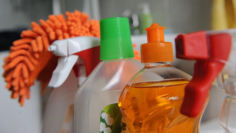 Reinigungsmittel kaufen, um die Scheiben zu säubern, ist nicht unbedingt nötig. Es gibt Alternativen (Symbolbild). Reinigungsmittel kaufen, um die Scheiben zu säubern, ist nicht unbedingt nötig. Es gibt Alternativen (Symbolbild).