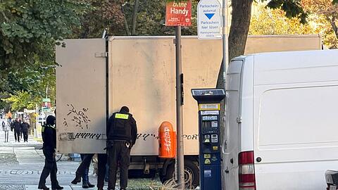Polizeibeamte durchsuchen einen Lastwagen im Ortsteil Gesundbrunnen.