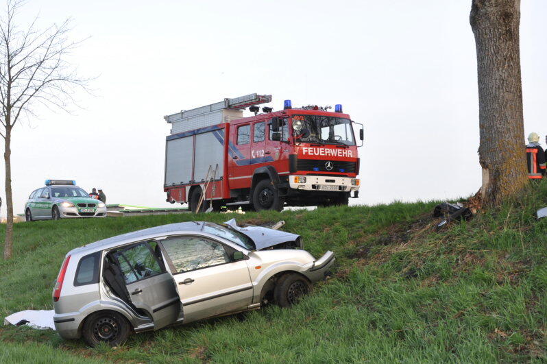 Bei Altötting ist ein Pkw-Fahrer von der Fahrbahn abgekommen und gegen einen Baum geprallt. Der Mann starb noch an der Unfallstelle. Die Bilder vom Horror-Unfall