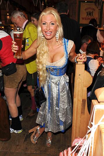 Diese offenherzige Blondine heißt Daniela Bademeister, will die neue Katzenberger werden und sucht einen Mann.