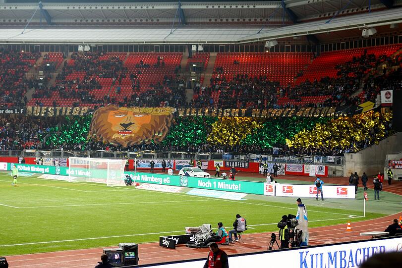 "Aufstieg? Vielleicht nächste Saison..." steht auf den Bannern der Fans.