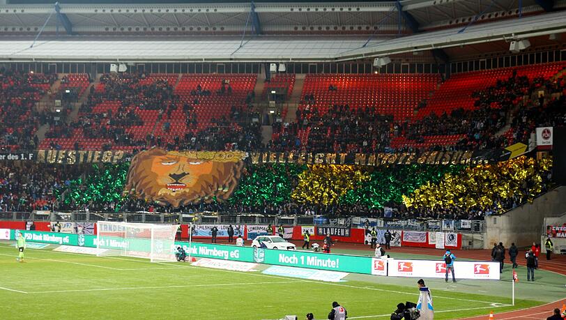 "Aufstieg? Vielleicht nächste Saison..." steht auf den Bannern der Fans. "Aufstieg? Vielleicht nächste Saison..." steht auf den Bannern der Fans.