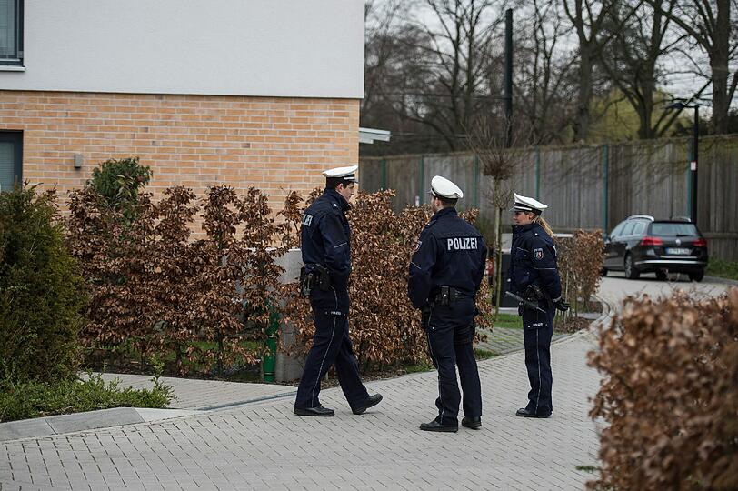 Ermittler durchsuchen die Wohnungen des verdächtigen Germanwings-Copiloten.