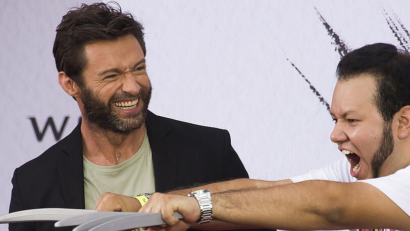 Hugh Jackman (li.) mit einem Fan bei der jüngsten "Wolverine"-Premiere Hugh Jackman (li.) mit einem Fan bei der jüngsten "Wolverine"-Premiere