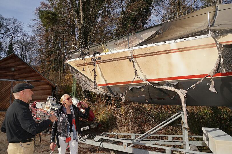 Das Ehepaar Doris und Klaus Wollin, beide Mitglieder des Yacht-Clubs, mit der zerstörten &bdquo;Aphrodite&ldquo;. Das Schifist eine Schenkung eines früheren Club-Vorsitzenden an den MYC &ndash; jetzt ist der Rumpf aufgeweicht.