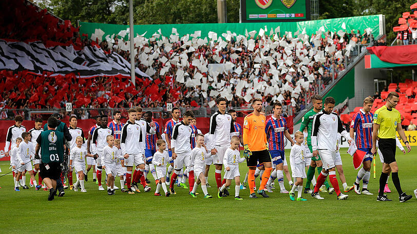 Energie Cottbus: Noch zwischen 2006 und 2009 spielten die Brandenburger in der Bundesliga. Und schon im November gab es kaum Zweifel daran, dass der DFB-Pokal-Finalist von 1997 nicht auch Meister der Regionalliga Ost wird. Keine Frage: Energie wäre ein echtes Hammer-Los! Insofern Sechzig selber Meister wird - mei, ist das spannend!