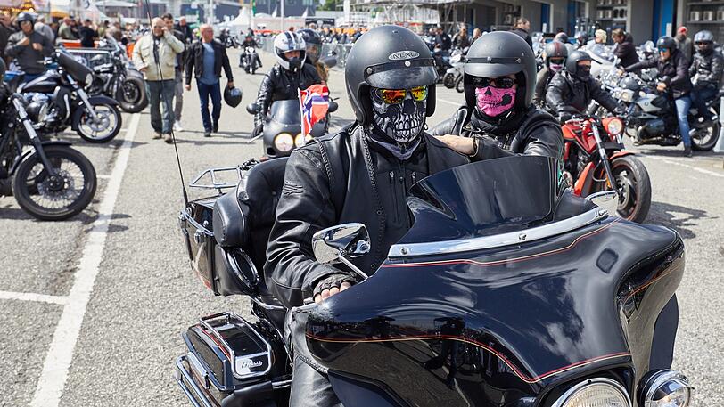 Auf den ersten Blick können vermummte Motorradfahrer angsteinflößend wirken. (Symbolbild)