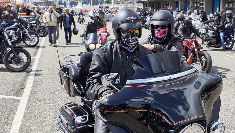 Auf den ersten Blick können vermummte Motorradfahrer angsteinflößend wirken. (Symbolbild) Auf den ersten Blick können vermummte Motorradfahrer angsteinflößend wirken. (Symbolbild)