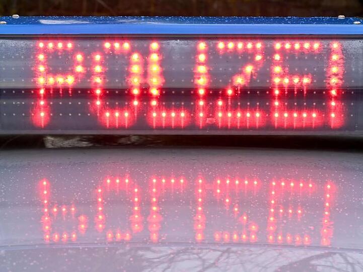 Die Leuchtschrift "Polizei" ist auf dem Dach eines Streifenwagens der Polizei zu sehen. Foto: Carsten Rehder/dpa