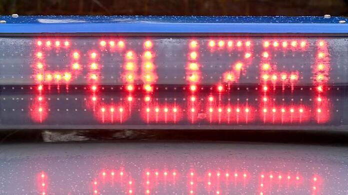 Die Leuchtschrift "Polizei" ist auf dem Dach eines Streifenwagens der Polizei zu sehen. Foto: Carsten Rehder/dpa