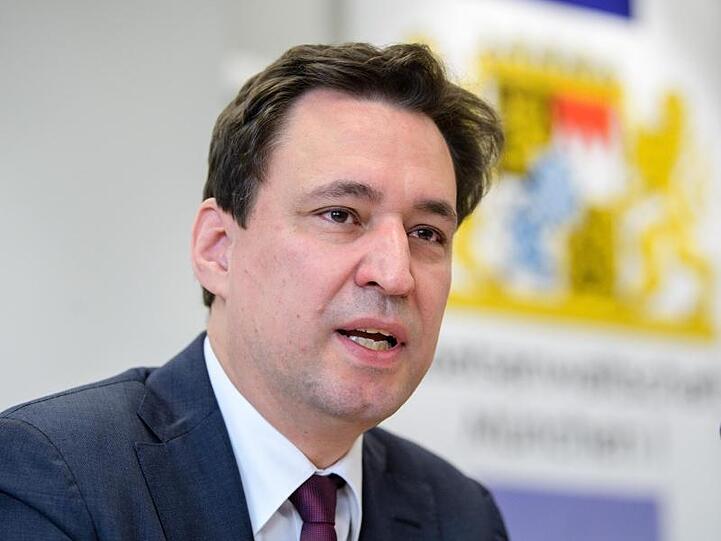 Georg Eisenreich (CSU) spricht auf einer Pressekonferenz. Foto: Matthias Balk/Archivbild