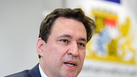 Georg Eisenreich (CSU) spricht auf einer Pressekonferenz. Foto: Matthias Balk/Archivbild