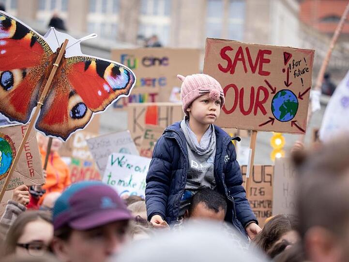 "Wir sind hier, wir sind laut, weil ihr uns die Zukunft klaut", das rief Umweltaktivistin Luisa Neubauer vor zwei Wochen in Berlin in die Menge. Diesen Freitag kommt Greta Thunberg, der Superstar der Klimaschutzbewegung, nach Berlin.
