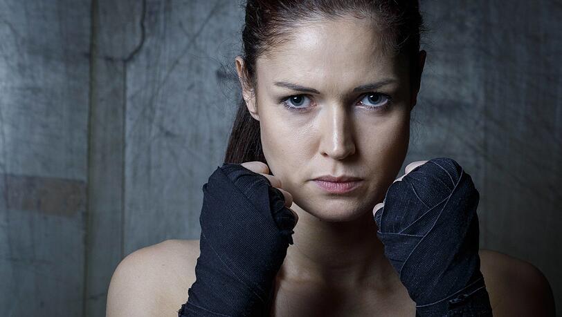 "Ich kann aus eigener Erfahrung sagen: Nehmt Corona ernst", sagt Kickbox-Queen Lang, die gerade eine Covid-19-Infektion überstanden hat.