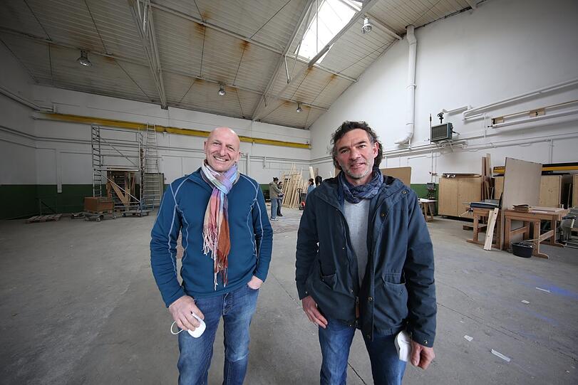 Das Künstlerduo Michael Gruber und Corbinian Böhm (r.) in der "Empfangshalle" - auch hier wird nun Mehrwertsteuer auf die Miete aufgeschlagen.
