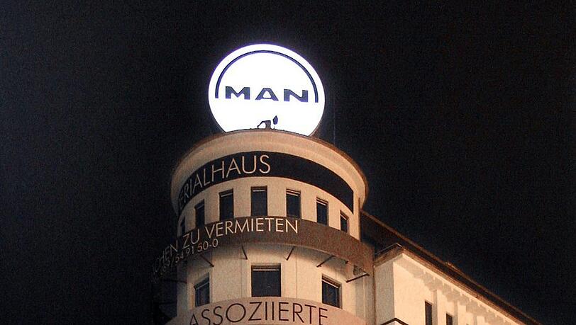 Abends am Stachus im Jahr 2002: Das Anna Hotel mit drehender MAN-Leuchtreklame. Abends am Stachus im Jahr 2002: Das Anna Hotel mit drehender MAN-Leuchtreklame.