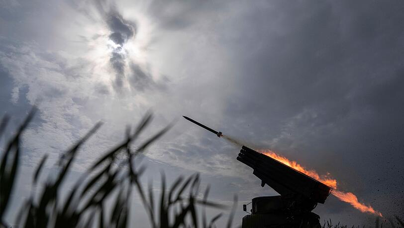 Eine ukrainische MSLR BM-21 "Grad" feuert auf russische Stellungen an der Frontlinie.