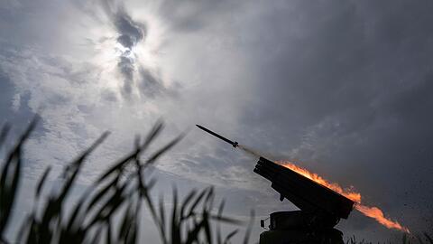 Eine ukrainische MSLR BM-21 "Grad" feuert auf russische Stellungen an der Frontlinie.