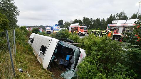Einsatzkräfte arbeiten am Samstagmorgen an der Unfallstelle bei Peine.