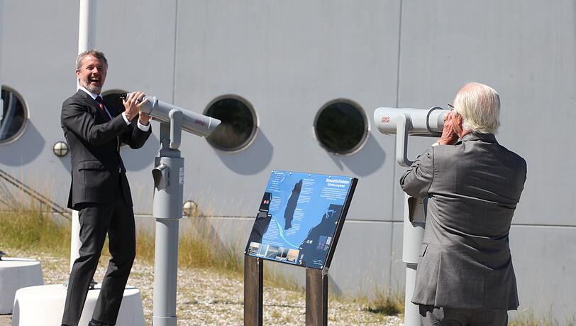 Gute Laune und Sonnenschein: Schwedens König Carl Gustaf (rechts) scherzt mit Dänemarks König Frederik.
