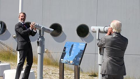 Gute Laune und Sonnenschein: Schwedens König Carl Gustaf (rechts) scherzt mit Dänemarks König Frederik.