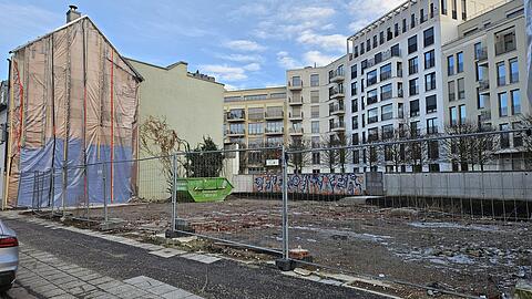Die Baulücke an der Hochstraße im Januar 2026, rechts sind Neubauten der Ex-Paulaner-Bebauung zu erkennen. Die Baulücke an der Hochstraße im Januar 2026, rechts sind Neubauten der Ex-Paulaner-Bebauung zu erkennen.