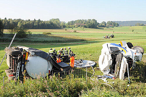 Rettungskräfte stehen neben einem verunglückten Tanklastzug am Donnerstag (20.08.2009) in der Nähe von Weyarn