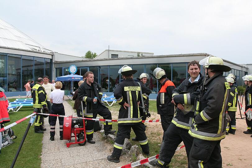 Badegäste atmen giftige Dämpfe ein &ndash; Therme evakuiert: Die Bilder vom Feuerwehr-Einsatz