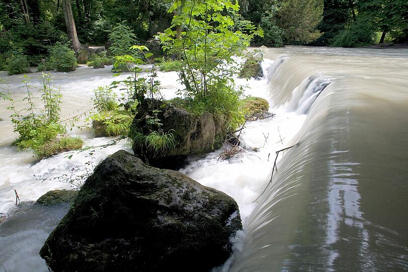 Eine Frau ist von der Polizei aus der Isar gerettet worden.