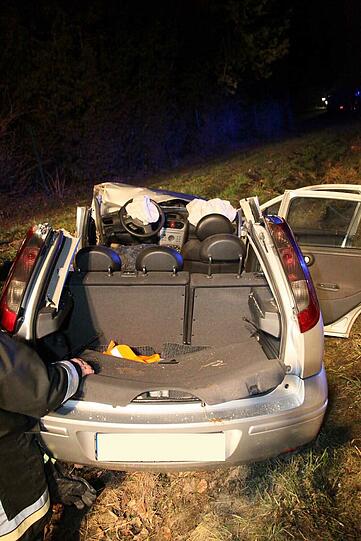 Bilder des Verkehrunfalls auf der B388, Höhe Trauperting im LKR Rottal.