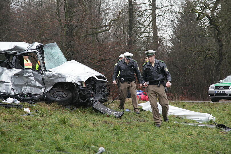 Auf der Staatsstraße 2359 krachten zwei Autos ineinander. Die Bilder vom Unfallort.