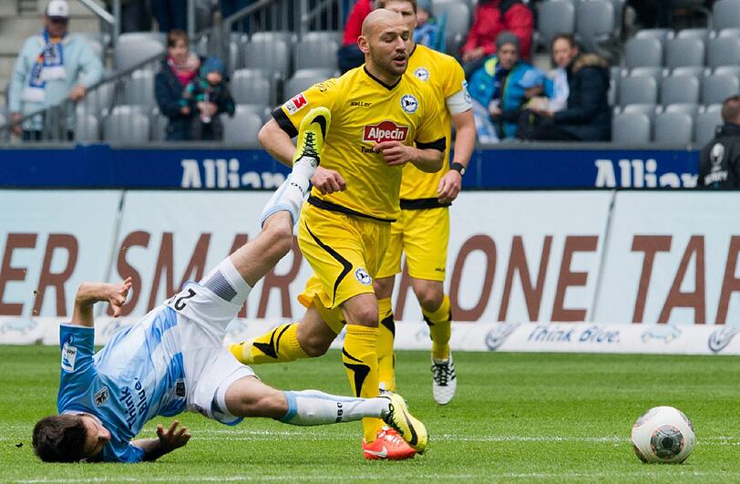 JULIAN WEIGL - NOTE: 4 - Das Löwentalent lernt den Blues schon früh kennen. Versuchte immerhin das Spiel zu ordnen. Was ihm aber zu selten gelang.