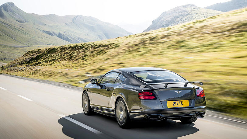Fahrleistungen wie ein Supersportler: Der 710 PS starke Zwölfzylinder mit mehr als 1000 Nm Drehmoment katapultiert sowohl Coupé als auch Cabrio in unter vier Sekunden auf Tempo 100.