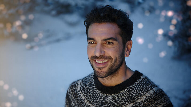 Elyas M'Barek reist in der neuen Sky-Weihnachtskampagne durch einen riesigen Adventskalender.