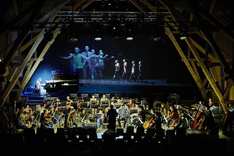 Die Münchner Symphoniker beim choreografierten Mozart-Klavierkonzert