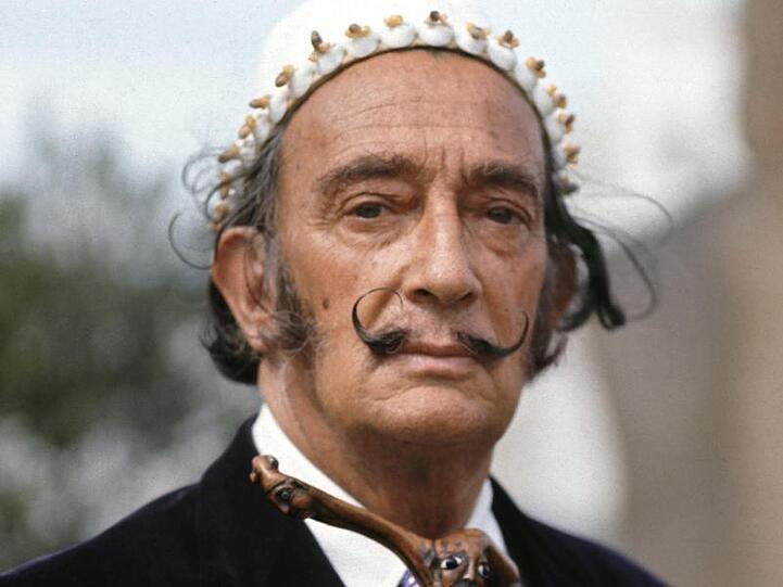 Der spanische Künstler Salvador Dali auf dem Gelände seines Wohnsitzes an der Costa Brava 1968.