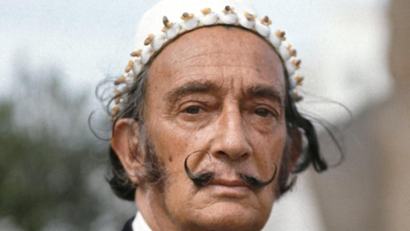 Der spanische Künstler Salvador Dali auf dem Gelände seines Wohnsitzes an der Costa Brava 1968. Der spanische Künstler Salvador Dali auf dem Gelände seines Wohnsitzes an der Costa Brava 1968.