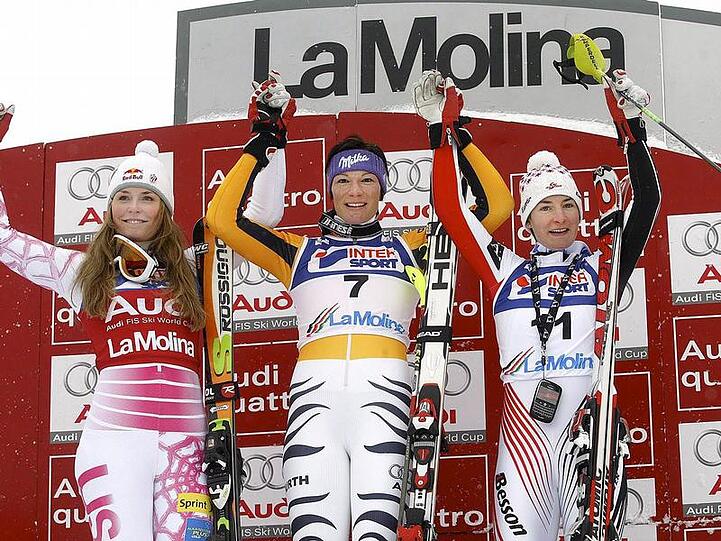 Ganz oben: Maria Riesch bei der Siegerehrung nehen Lindsay Vonn (links) und Kathrin Zettel, die Dritte wurde.