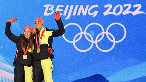 Katharina Hennig und Victoria Carl gewannen 2022 sensationell Olympia-Gold. (Archivfoto)