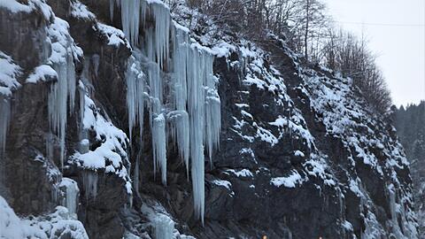 Massive Eisvorh&auml;nge sind &uuml;ber der B 305 am Felsentor in Ramsau (Berchtesgaden) zu sehen. Wegen denen st&uuml;rzen Felsbrocken auf die Fahrbahn.