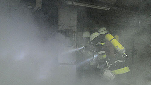 Die Feuerwehrkräfte bei den Löscharbeiten Die Feuerwehrkräfte bei den Löscharbeiten