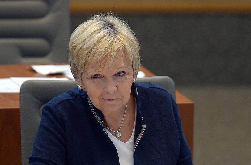 Das ist Hannelore Kraft. Die 52 Jahre alte Sozialdemokratin regiert seit 2010 in Nordrhein-Westfalen. Sie löste Jürgen Rüttgers ab. Erst regierte sie zusammen mit den Grünen in einer Minderheitsregierung, seit den Neuwahlen mit einer rot-grünen Mehrheitsregierung. Sie wird in der SPD immer wieder als kanzlerinnentauglich genannt.