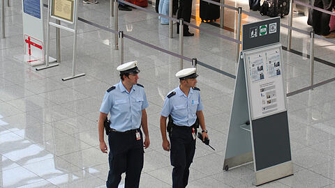 Die Bundespolizei ist nicht nur für die Grenzkontrollen am Flughafen München verantwortlich, sondern auch für die Sicherheit des Flughafens, der Passagiere und Mitarbeiter.