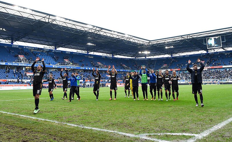 Die Spieler des Karlsruher SC feiern ihren knappen 1:0-Erfolg beim MSV Duisburg.