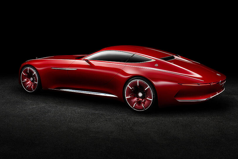 Die vier Elektromotoren des Vision Mercedes-Maybach 6 bringen es zusammen auf 750 PS. Der 0-bis-100-Sprint ist in weniger als vier Sekunden absolviert, die Spitze ist auf 250 km/h begrenzt.