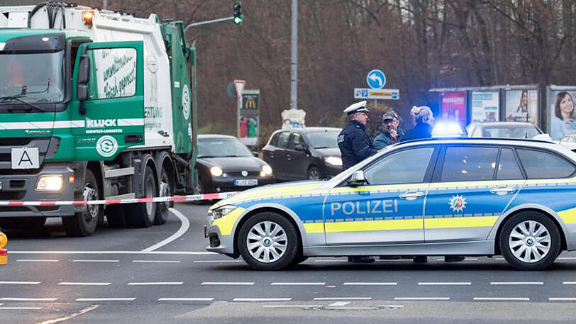 Eine Frau lief über die A96 und verursachte einen folgenschweren Unfall.